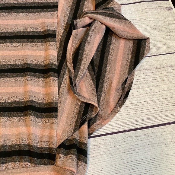 Pink and dark grey flutter top/thin sweater - Picture 3 of 6